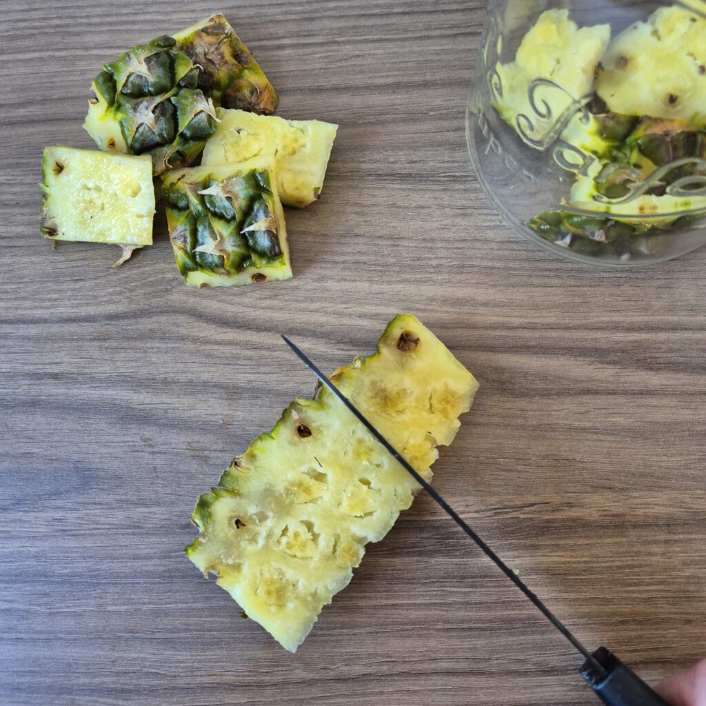 Découpe de la peau d'ananas en morceaux