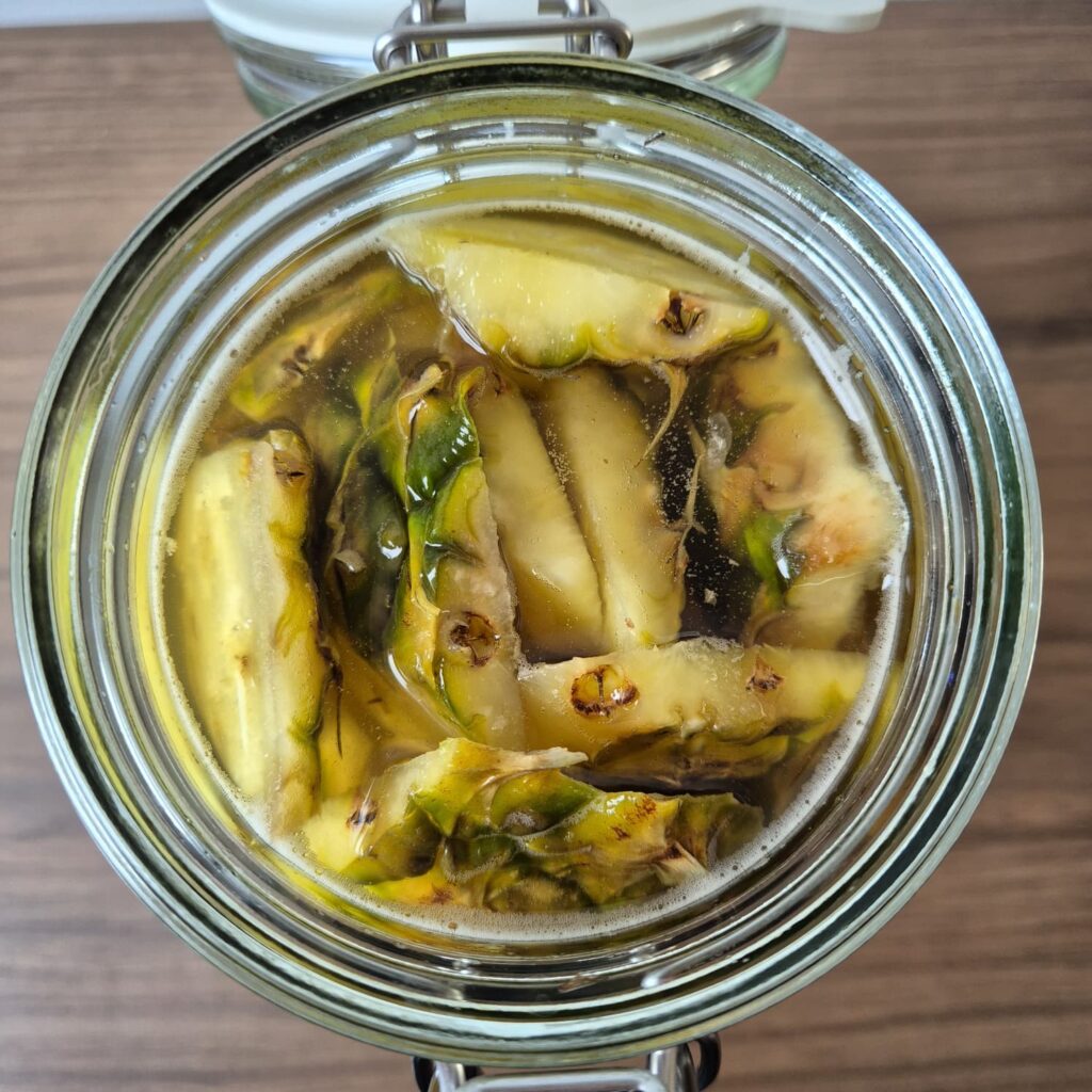 Une fine mousse commence à être visible sur le tepache maison